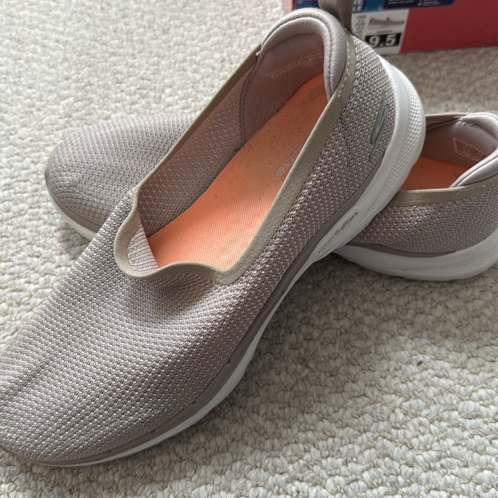 Women’s  Sketchers Go Walk 6 in natural size 9.5